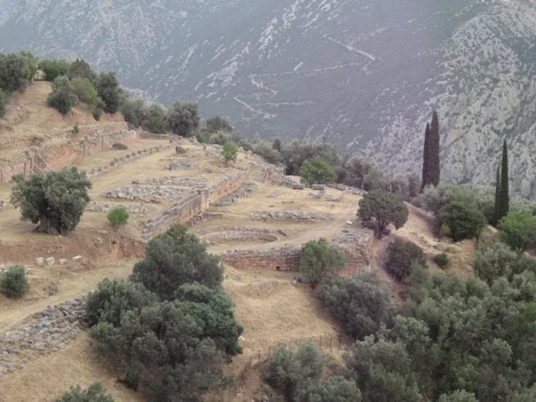 Μέρος των μνημείων των Δελφών από ψηλά (2016)