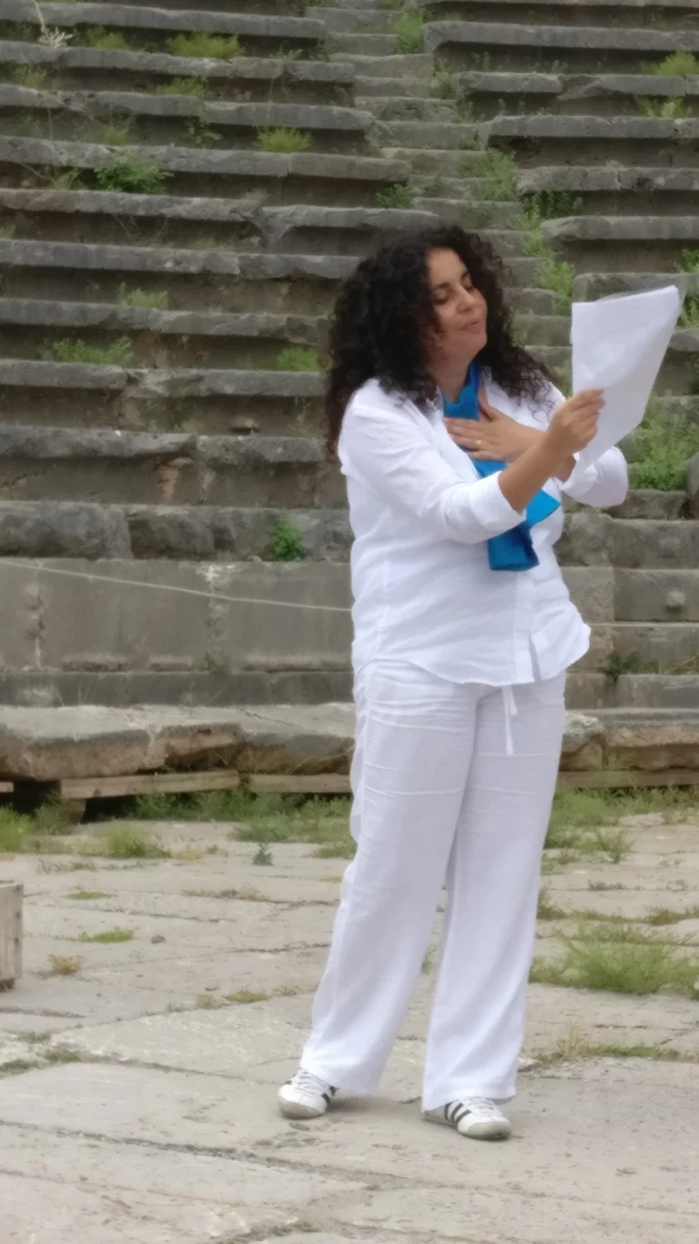 Η Διονυσία Κλανερτατζή στο αρχαίο θέατρο των Δελφών (2017)