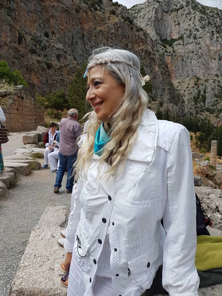 Μαθήτρια της Αειζωίας στο αρχαίο θέατρο των Δελφών