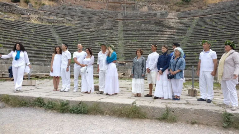 Μαθητές της Αειζωίας στο αρχαίο θέατρο των Δελφών